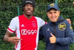 Noni Madueke in een Ajax-shirt