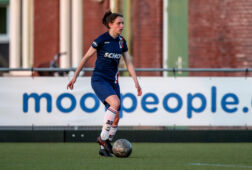 Ginia Caprino in het shirt van VV Alkmaar