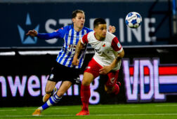 Gabriël Gulhaci in duel met Joey Sleegers van FC Eindhoven