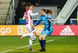 Maaike van Klink (ADO Den Haag) in actie tegen Ajax