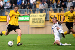 Michael Almebäck blokt het schot van Roda JC-speler Davy de Beule