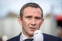 Ferry de Haan voor de microfoon van de NOS