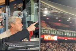 Peter Houtman kijkt naar het spandoek van de fans van FC Groningen