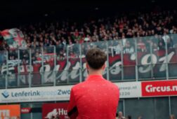 Ricky van Wolfswinkel bedankt de FC Twente-fans in Zwolle