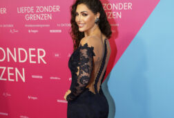 Yolanthe Cabau showt haar billen