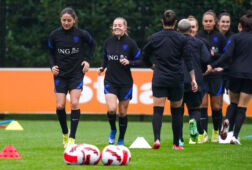 Daniëlle van de Donk traint met OranjeLeeuwinnen in Zeist