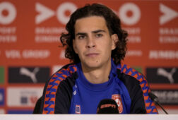Ramiz Zerrouki tijdens een persconferentie