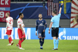 Neymar krijgt een gele kaart van scheidsrechter Andreas Ekberg