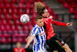 Syb van Ottele in een kopduel met NEC-spits Ali Akman
