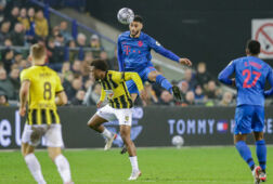 Benaissa Benamar gaat een luchtduel aan met Loïc Openda