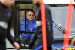 Louis van Gaal in een golfkar bij de training van het Nederlands elftal