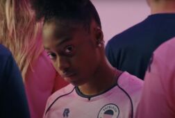 Shi-jona Martina in het uitshirt van Excelsior
