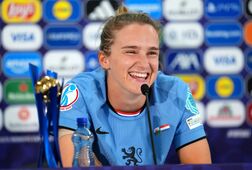 Vivianne Miedema tijdens een persconferentie
