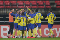 Roberts Uldrikis wordt gefeliciteerd na zijn doelpunt