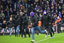 Hooligans op het veld bij Beerschot - Antwerp