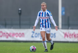 Jasmijn Duppen in het shirt van SC Heerenveen