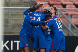 Michel Vlap en Virgil Misidjan na de goal van Ricky van Wolfswinkel