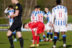 Tibor Halilovic krijgt de felicitaties na zijn goal tegen FC Twente