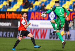 Etiënne Vaessen in duel met Orkun Kökcü