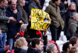 Een Ajax-fan vraagt om het shirt van Dusan Tadic