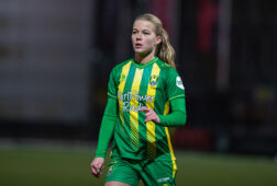 Kirsten van de Westeringh in het shirt van ADO Den Haag