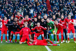 De spelers van FC Twente vieren de zege met de supporters