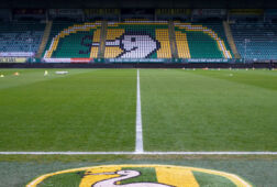 Het logo van ADO Den Haag op de tribune