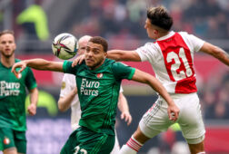 Cyriel Dessers in duel met Lisandro Martinez