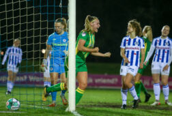 Jaimy Ravensbergen juicht na een goal tegen SC Heerenveen