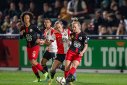 Cheyenne van den Goorbergh van Feyenoord in gevecht om de bal met Lieve van Vliet van Excelsior