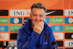 Louis van Gaal lacht tijdens een persconferentie