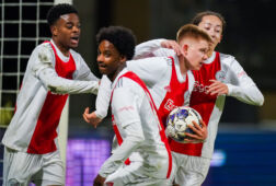 Kristian Hlynsson, Kian Fitz Jim, Sontje Hansen en Arjany Martha vieren een goal