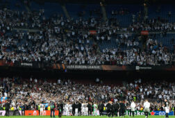 Fans van Eintracht Frankfurt vieren de zege op Barcelona
