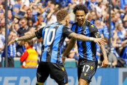 Tajon Buchanan viert zijn goal met Noa Lang