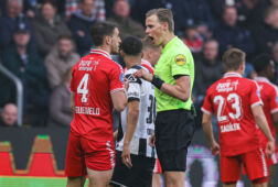 Sander van der Eijk geeft Julio Pleguezuelo een reprimande