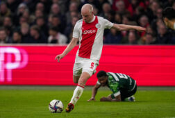 Davy Klaassen in actie tegen PEC Zwolle