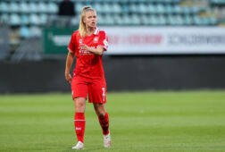 Kika van Es in het shirt van FC Twente