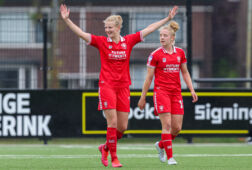 Anna-Lena Stolze juicht na een goal voor FC Twente