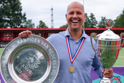 Robert de Pauw met de kampioensschaal en de Eredivisie Cup