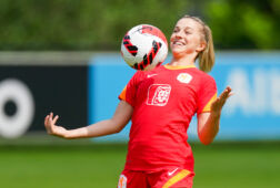 Jackie Groenen op de training van de OranjeLeeuwinnen