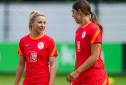 Jackie Groenen en Aniek Nouwen op de training van de OranjeLeeuwinnen