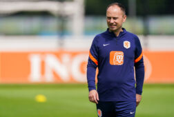 Mark Parsons op de training van de OranjeLeeuwinnen