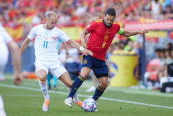 Vaclav Cerny namens Tsjechië in duel met Koke