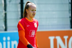 Daphne van Domselaar op een training van de OranjeLeeuwinnen