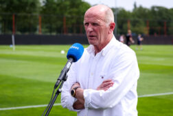 Jan Streuer voor de camera van RTV Oost
