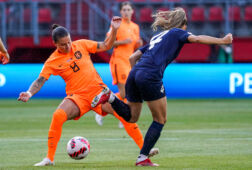 Sherida Spitse in het duel met Wit-Rusland