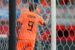Vivianne Miedema juicht na een goal voor de OranjeLeeuwinnen