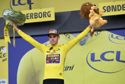 Wout van Aert in de gele trui