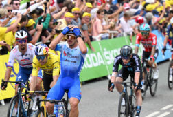 Dylan Groenewegen wint een etappe in de Tour de France