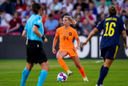 Jackie Groenen in actie tegen Zweden